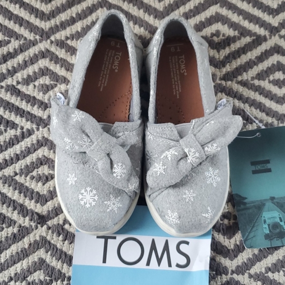 Toms Other - NWT Tiny Toms Drizzle Grey Felt Classic Snowflake Shoes